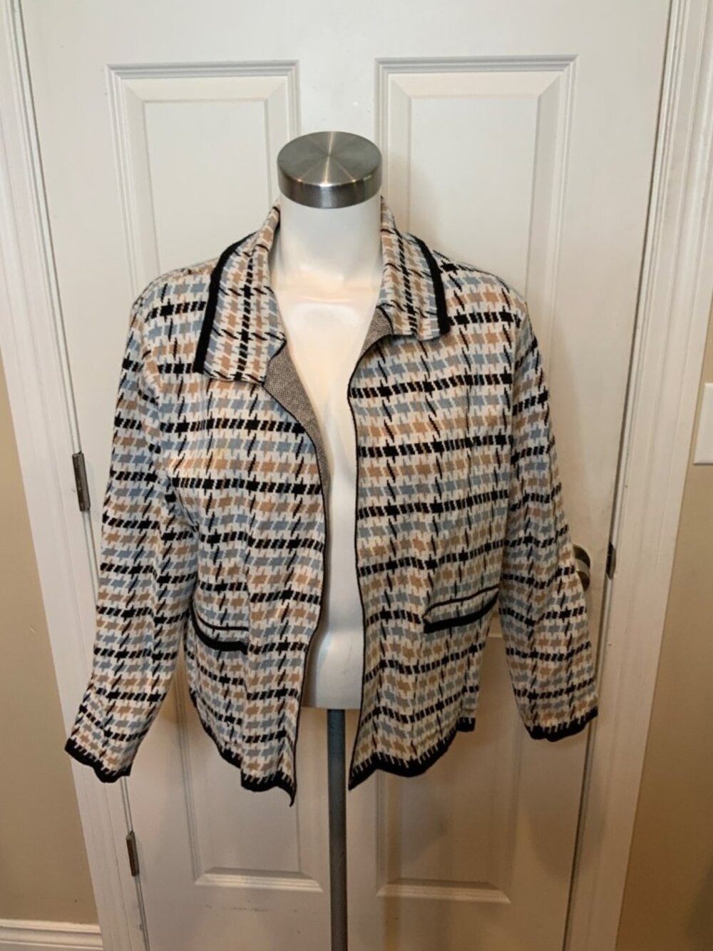 Tahari Blue, Beige, and Black Houndstooth Open Cardigan Jacket, Size L (US)